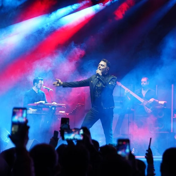 Sanatçı performansını öne çıkaran sahne karesi.